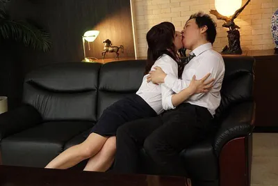 Vợ yêu dối chồng tăng ca để ở lại nắc với sếp