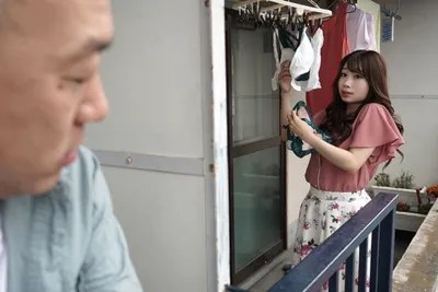 Gã cạnh bên nhà chuyên soi mói và cặp người vợ người chồng thường xuyên rên la quá to