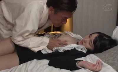 Nữa đêm cấp trên lén làm tình em thư ký ngủ mê mang vì say khi uống 1 lon bia