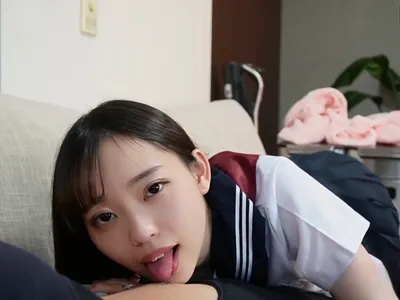 Nữ học sinh ngây thơ bị tên ba cóc chọc cục thịt giả vào lồn