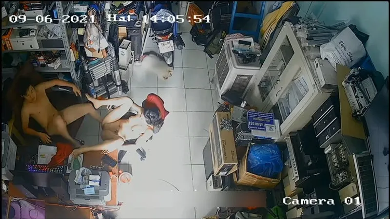 Cô vợ người chồng xoạc nhau trong của hàng máy tính