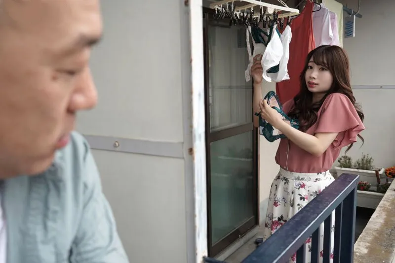 Gã cạnh bên nhà chuyên soi mói và cặp người vợ người chồng thường xuyên rên la quá to