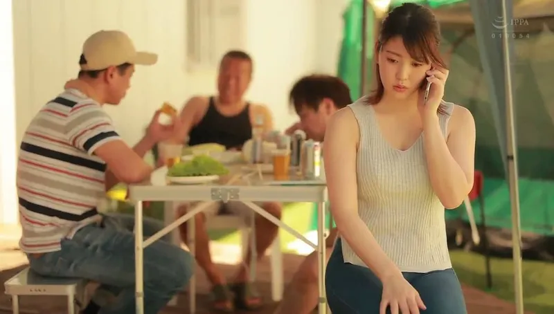 Gã chồng khờ để vợ tham gia sự kiện cắm trại với mấy gã nhà sát bên và cái kết