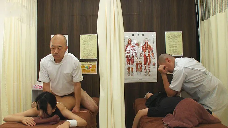 Dẫn cô bạn gái đi mát-xa rồi bị quan hệ cạnh bên mà không hề hay biết